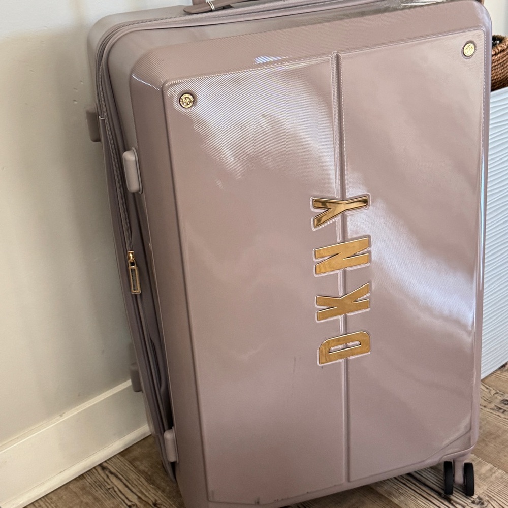 DKNY NYC 28”Upright Suitcase check in spinner expandable - Picture 10 of 11